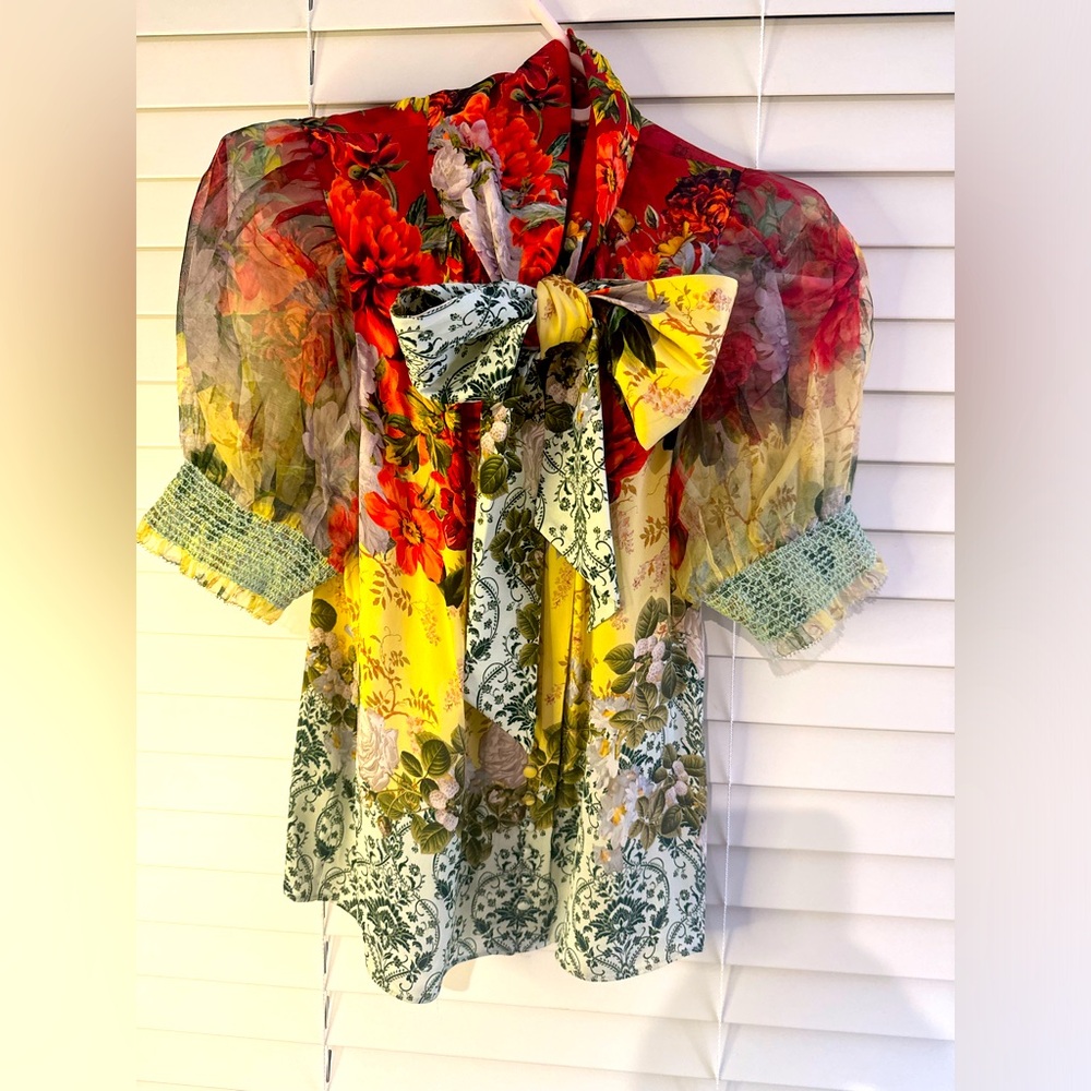 Alice and Olivia red, yellow, green multi - colored adorable shirt size x-small